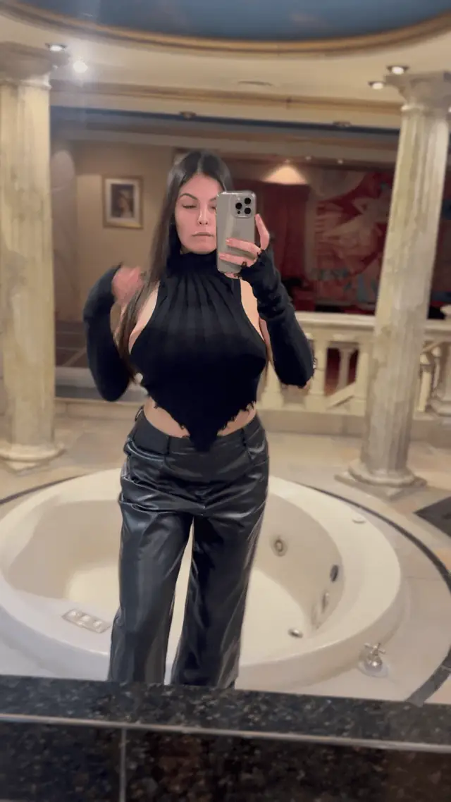 Big Booty & Jiggling Curves: Come See More!