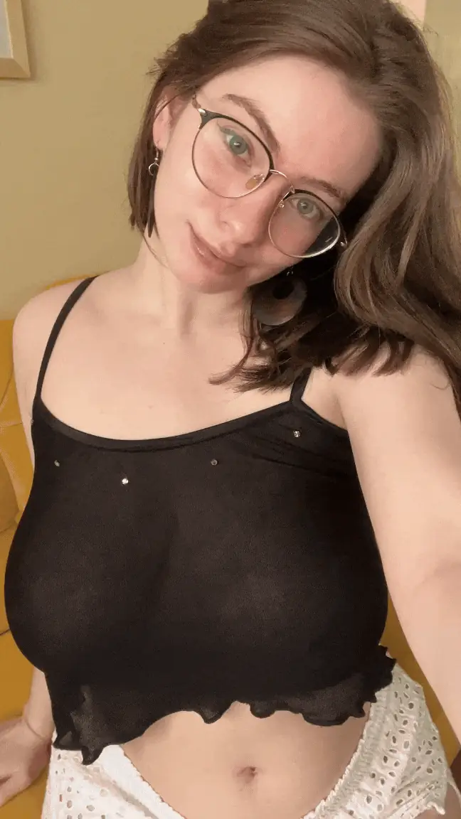 Big heavy hangers and an incredible body made for sucking