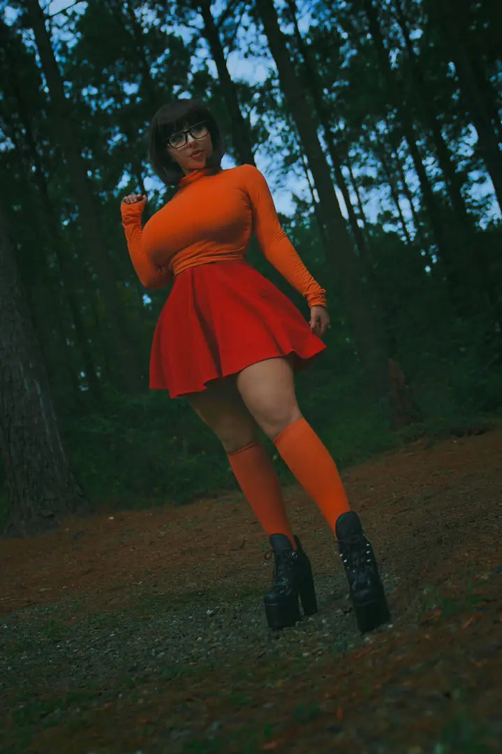 Jinkies! Forget Daphne because the plot thiccens when this fire thicc Velma shows off her tig ol’ biggies and sweater meat.