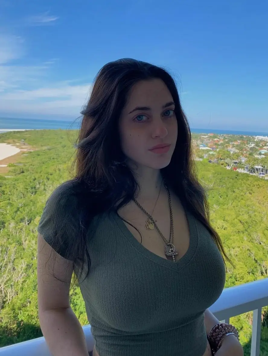 Kat Dennings Meets Billie Eilish: Bitchy Eyes and Public School Vibes You Can’t Stop Staring At