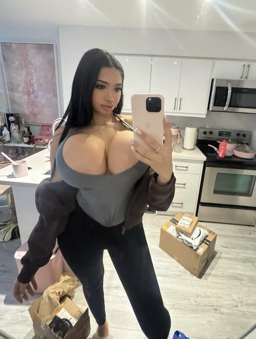 Making my tits and ass even bigger for the perfect view you deserve