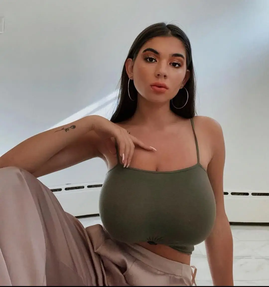 This Dua Lipa Lookalike With Perfect Proportions And Huge Tits Will Make You Say WHOA